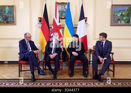 Von links: Bundeskanzler Friedrich MERZ, der britische Premierminister Keir Starmer, der ukrainische Präsident Wolodymyr Zelenskyy und der französische Präsident Emmanuel Macron in der Downing Street Nr. 10. Ukrainisches Treffen in London anlässlich einer Arbeitsreise des Präsidenten 08.12.2025 Stockfoto