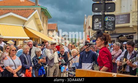 Aufführung des talentierten Trio Swing 276 während des jährlichen Festivals Belle Epoque Soulac 1900. Juni 2025. Soulac-sur-Mer, Aquitaine, Frankreich. Stockfoto