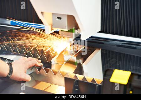 Laser-Metallschneidmaschine und Funken Stockfoto