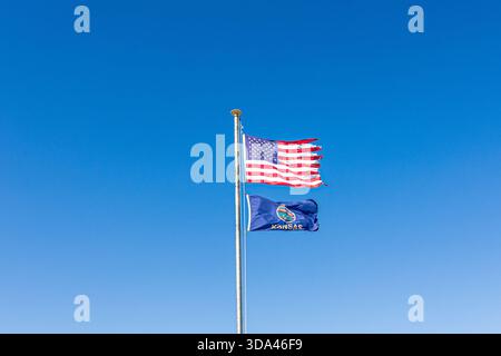 USA und Kansas Fahnen fliegen im Wind. Stockfoto