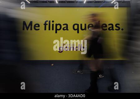 Guadalajara, Mexiko. Dezember 2025. Die Besucher besuchen die 39. Internationale Buchmesse Guadalajara auf der Expo Guadalajara in Guadalajara, Mexiko, am 6. Dezember 2025. (Foto: Carlos Santiago/Eyepix Group/NurPhoto) Credit: NurPhoto SRL/Alamy Live News Stockfoto