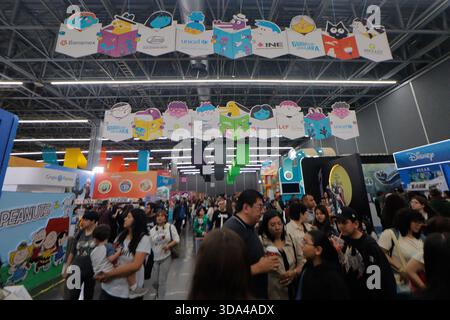 Guadalajara, Mexiko. Dezember 2025. Die Besucher besuchen die 39. Internationale Buchmesse Guadalajara auf der Expo Guadalajara in Guadalajara, Mexiko, am 6. Dezember 2025. (Foto: Carlos Santiago/Eyepix Group/NurPhoto) Credit: NurPhoto SRL/Alamy Live News Stockfoto