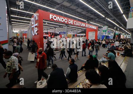 Guadalajara, Mexiko. Dezember 2025. Die Besucher besuchen die 39. Internationale Buchmesse Guadalajara auf der Expo Guadalajara in Guadalajara, Mexiko, am 6. Dezember 2025. (Foto: Carlos Santiago/Eyepix Group/NurPhoto) Credit: NurPhoto SRL/Alamy Live News Stockfoto