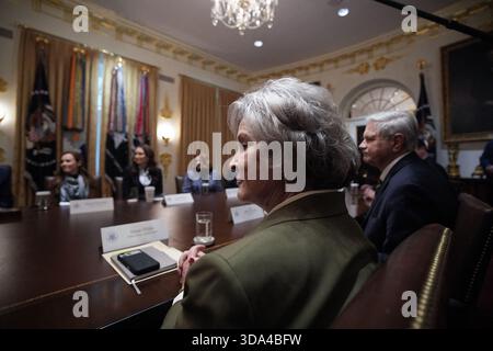 Washington Dc, Usa. Dezember 2025. POTUS' Rundtisch im Kabinettsraum, wo Präsident Donald Trump am 8. Dezember 2025 im Weißen Haus in Washington DC, USA, erwartet hatte, 12 Mrd. US-Dollar Hilfsplan für Landwirte bekanntzugeben. Foto: Yuri Gripas/ABACAPRESS.COM Credit: Abaca Press/Alamy Live News Stockfoto