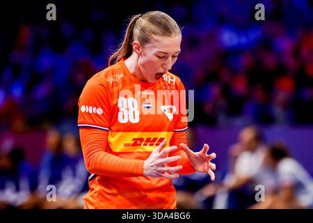 Torhüterin Yara Ten holte aus den Niederlanden feiert am 8. Dezember 2025 in Rotterdam das 27. Spiel der Handball-Weltmeisterschaft der Frauen zwischen den Niederlanden und Frankreich. (Foto: Marcel ter Bals/MTB-Photo/Alamy Live News) Stockfoto
