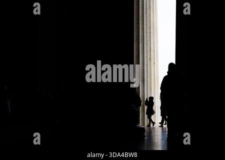 Washington, Usa. Dezember 2025. Am Montag, den 8. Dezember 2025, spazieren Besucher durch das Lincoln Memorial in Washington, DC. (Foto: Aaron Schwartz/SIPA USA) Credit: SIPA USA/Alamy Live News Stockfoto