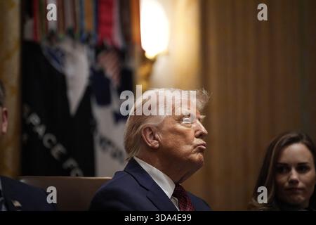 Washington Dc, Usa. Dezember 2025. Präsident Donald Trump während des Rundtischs im Kabinettsraum, wo er angeblich am 8. Dezember 2025 im Weißen Haus in Washington DC, USA, einen Hilfsplan von 12 Mrd. US-Dollar für Landwirte bekanntgeben wird. Foto: Yuri Gripas/ABACAPRESS.COM Credit: Abaca Press/Alamy Live News Stockfoto