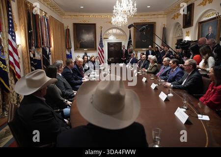 Washington Dc, Usa. Dezember 2025. Präsident Donald Trump während des Rundtischs im Kabinettsraum, wo er angeblich am 8. Dezember 2025 im Weißen Haus in Washington DC, USA, einen Hilfsplan von 12 Mrd. US-Dollar für Landwirte bekanntgeben wird. Foto: Yuri Gripas/ABACAPRESS.COM Credit: Abaca Press/Alamy Live News Stockfoto