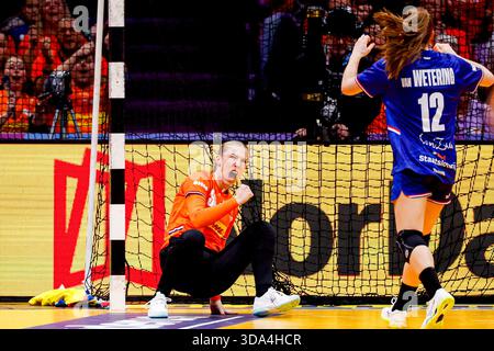 Torhüterin Yara Ten holte aus den Niederlanden feiert am 8. Dezember 2025 in Rotterdam das 27. Spiel der Handball-Weltmeisterschaft der Frauen zwischen den Niederlanden und Frankreich. (Foto: Marcel ter Bals/MTB-Photo/Alamy Live News) Stockfoto