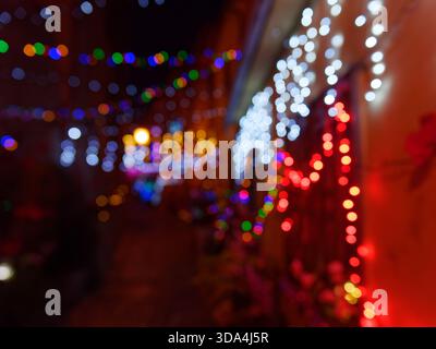 Unscharf Christlich-Lichter bei Nacht auf einer Straße in Montefiascone, Region Lazio, Italien. 8. Dez. 2025. Stockfoto