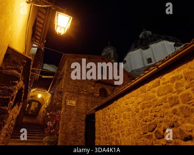 Straße bei Nacht in Montefiascone neben der Kathedrale mit wenigen Weihnachtsdekorationen und beleuchtet von einer Straßenlaterne, Region Lazio, Italien. 8. Dez. 2025 Stockfoto