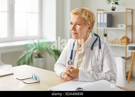 Porträt Einer leitenden Ärztin oder Krankenschwester, die im Krankenhausbüro arbeitet Stockfoto