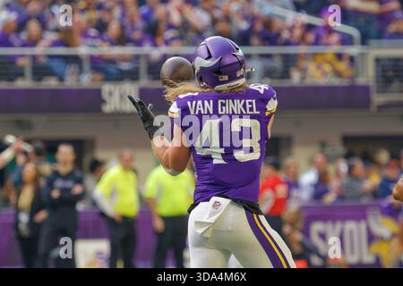 Minnesota Vikings außerhalb des Linebacker Andrew Van Ginkel (43) fängt den Pass während des regulären Saisonspiels der NFL am 7. Dezember 2025 im US Bank Stadium in Minneapolis ab. Die Minnesota Vikings besiegten die Washington Commanders 31-0 (Jeff Scudder / Image of Sport) Stockfoto