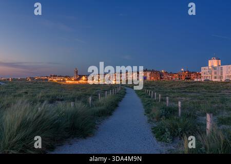 Katwijk aan Zee, Niederlande - 11. Juni 2022: Sonnenuntergang mit der blauen Stunde in Katwijk aan Zee mit Wanderweg von den Dünen zum Boulevard. Stockfoto