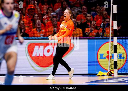 Torhüterin Yara Ten holte aus den Niederlanden feiert am 8. Dezember 2025 in Rotterdam das 27. Spiel der Handball-Weltmeisterschaft der Frauen zwischen den Niederlanden und Frankreich. (Foto: Marcel ter Bals/MTB-Photo/Alamy Live News) Stockfoto
