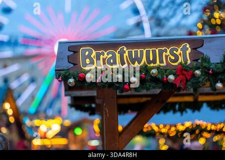 Snackbar, Bratwurst, Weihnachtsmarkt im Duisburger Stadtzentrum, Königstraße, Riesenrad, Nordrhein-Westfalen, Deutschland Stockfoto