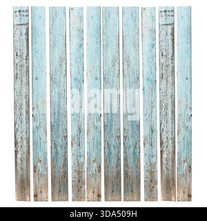 Vertikale Reihe alter Holzdielen mit abblätternder blauer Farbe, die die Textur von abgenutztem Holz zeigt, isolierter Hintergrund Stockfoto