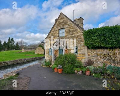 Charmantes Riverside Stone Cottage in Lower Slaughter, Cotswolds England, Großbritannien Stockfoto