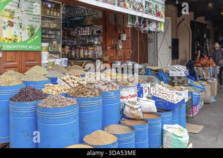 Marktstand mit einer Vielzahl von Gewürzen und getrockneten Kräutern in blauen Fässern Stockfoto