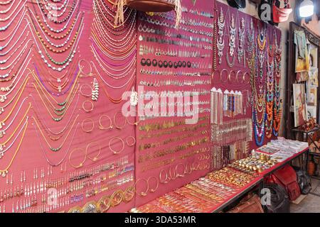 Marktstand mit farbenfrohem Schmuck auf rotem Hintergrund Stockfoto