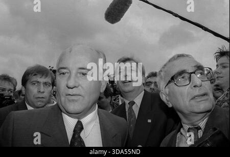 Deutschland, Berlin, 16.09.1992, Empfang von Michael Gorbatschow, Besuch im Roten Rathaus, Regierender Bürgermeister von Berlin Eberhard Diepgen (Mitte – zurück) Stockfoto