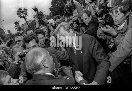 Deutschland, Berlin, 16.09.1992, Empfang von Michael Gorbatschow, Besuch im Roten Rathaus, Regierender Bürgermeister von Berlin Eberhard Diepgen (Mitte) Stockfoto