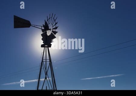 Wind Pumpe Mühle Silhouette in der Karoo Wüste von Südafrika Stockfoto