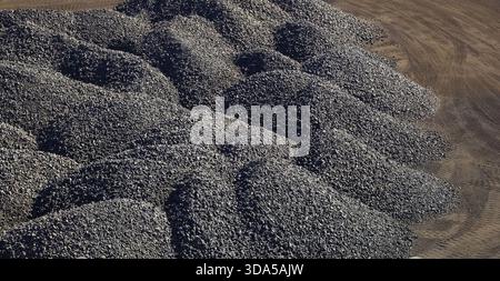 Große Stapel von verarbeiteten Mangan reichen Erzgestein Mangan Bergbau und die Verarbeitung in Südafrika Stockfoto