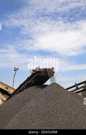 Große Stapel von verarbeiteten Mangan reichen Erzgestein Stockfoto