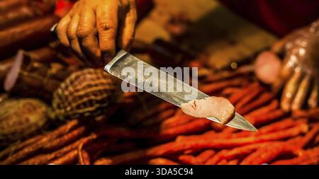 Scheibe frisch geheilt kalten süßen Fleisch mit einem scharfen Messer Stockfoto