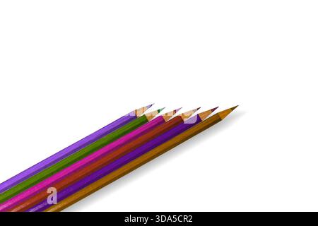 Set mit farbigen, geschärften Holzstiften auf weißem Hintergrund, isoliert. Stockfoto
