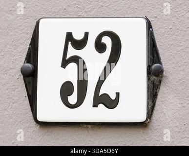 Zeichen von Haus Nr. 52 in schwarzen Karaktern an einer grauen Wand, Wijk bij Duurstede, Nederland Stockfoto