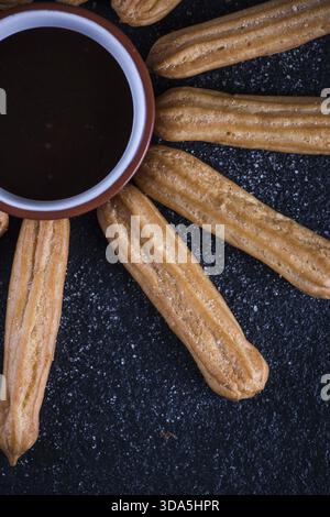 Gebratene Churros mit Schokoladendip, mexikanische Sonne von oben Stockfoto