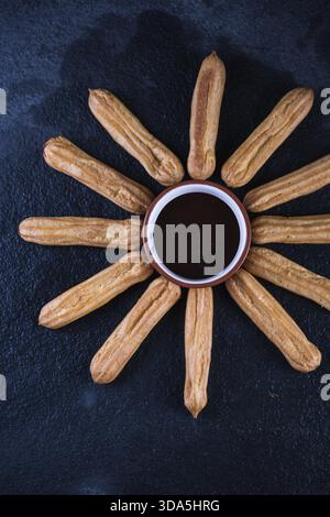 Gebratene Churros mit Schokoladendip, mexikanische Sonne von oben Stockfoto