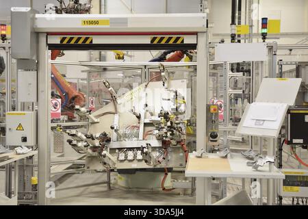 Teil des Schweißens in eine große neue Automobilfabrik Stockfoto