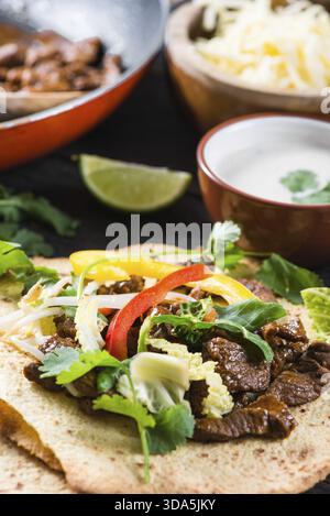 Aus nächster Nähe sehen Sie Mexina Tacos mit Rindfleisch und Gemüse Stockfoto