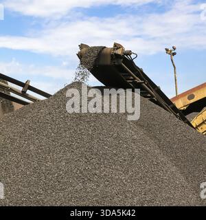 Große Stapel von verarbeiteten Mangan reichen Erzgestein Mangan Bergbau und die Verarbeitung in Südafrika Stockfoto