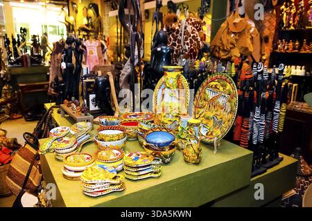 Johannesburg, Südafrika - 27. April 2011: Afrikanische Kuriositäten in einem up-market Ladengeschäft in Sandton, Südafrika Stockfoto