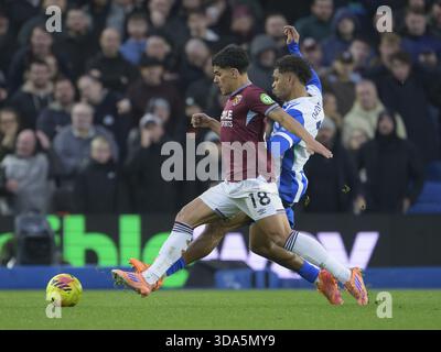 Brighton, Großbritannien. Dezember 2025. Brighton, England, 7. Dezember 2025: Brighton & Hove Albions Georginio Rutter (rechts) kämpft im American Express/Amex Stadium gegen Mateus Fernandes von West Ham United (links) im Premier League-Spiel zwischen Brighton und West Ham. (Foto von David Horton/Sports Press Photo) Credit: SPP Sport Press Photo. /Alamy Live News Stockfoto