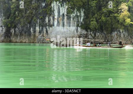 SURAT THANI, THAILAND - 26. APRIL 2013 : die Touristen auf dem Boot reisen um den Ratchaprapha-Damm im Khao Sok-Nationalpark, 26. APRIL 2013 auf Thai Stockfoto