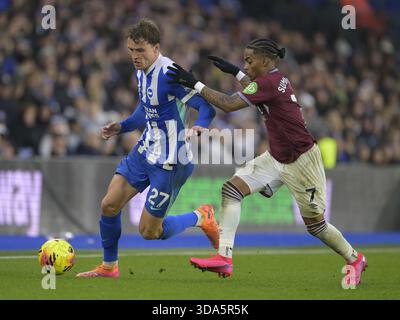 Brighton, Großbritannien. Dezember 2025. Brighton, England, 7. Dezember 2025: Brighton & Hove Albion's Mats Wieffer (links) unter Druck von Crysencio Summerville (rechts) während des Premier League-Spiels zwischen Brighton und West Ham im American Express/Amex Stadium. (Foto von David Horton/Sports Press Photo) Credit: SPP Sport Press Photo. /Alamy Live News Stockfoto