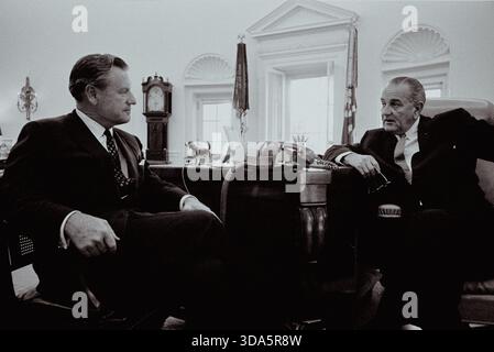L-R: Gouverneur Nelson Rockefeller, Präsident Lyndon B. Johnson Stockfoto
