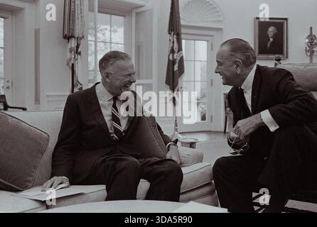 Präsident Lyndon B. Johnson und Henry Cabot Lodge treffen sich im Oval Office. Stockfoto