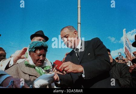 Präsident Lyndon B. Johnson unterschreibt ein Autogramm für seine Wahlkampagne in Illinois Stockfoto