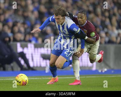Brighton, Großbritannien. Dezember 2025. Brighton, England, 7. Dezember 2025: Brighton & Hove Albion's Mats Wieffer (links) unter Druck von Crysencio Summerville (rechts) während des Premier League-Spiels zwischen Brighton und West Ham im American Express/Amex Stadium. (Foto von David Horton/Sports Press Photo) Credit: SPP Sport Press Photo. /Alamy Live News Stockfoto