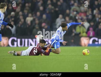 Brighton, Großbritannien. Dezember 2025. Brighton, England, 7. Dezember 2025: Brighton & Hove Albions Georginio Rutter (rechts) wird im American Express/Amex Stadium von Freddie Potts von West Ham United (links) im Premier League-Spiel zwischen Brighton und West Ham besiegt. (Foto von David Horton/Sports Press Photo) Credit: SPP Sport Press Photo. /Alamy Live News Stockfoto