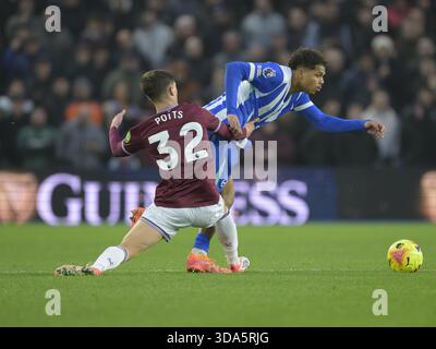 Brighton, Großbritannien. Dezember 2025. Brighton, England, 7. Dezember 2025: Brighton & Hove Albions Georginio Rutter (rechts) wird im American Express/Amex Stadium von Freddie Potts von West Ham United (links) im Premier League-Spiel zwischen Brighton und West Ham besiegt. (Foto von David Horton/Sports Press Photo) Credit: SPP Sport Press Photo. /Alamy Live News Stockfoto