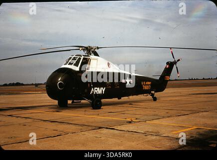 Ein Heer Sikorsky H-34 Seahorse auf der Spence Air Base, Moultrie, GA, im Januar 1959. Dieser Helikopter wurde als Teil der Begleitung und des Transports während eines Besuchs von Präsident Eisenhower eingesetzt. Stockfoto