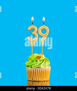 Kerze Nummer 39 - Geburtstagskarte mit Cupcake auf blauem Hintergrund Stockfoto