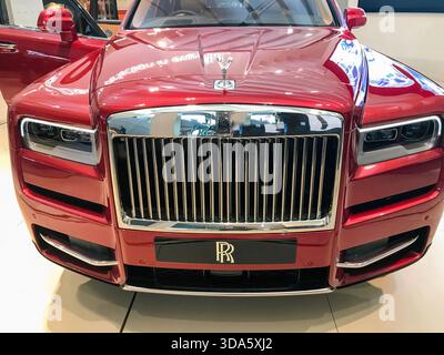 Vorderansicht eines roten Rolls Royce SUV in der BMW Welt in München. Stockfoto